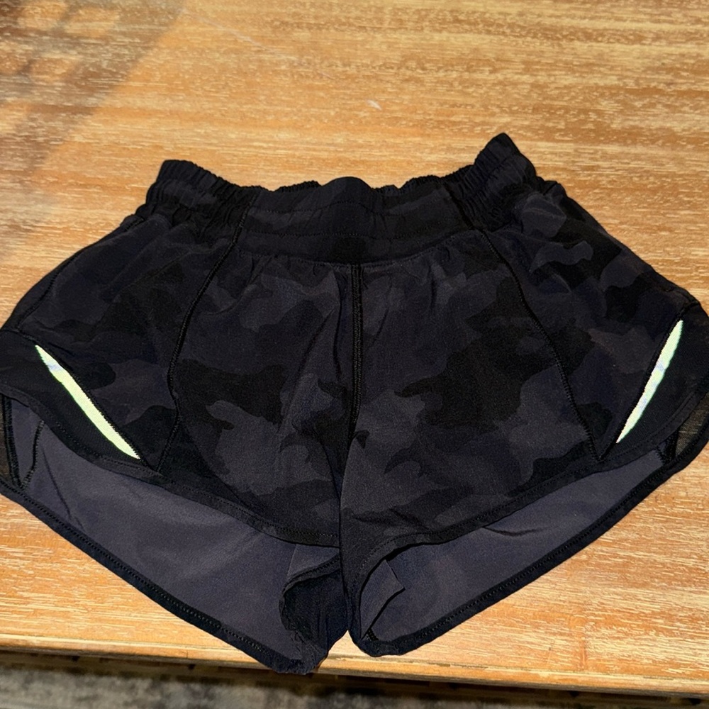 Lululemon size 2 black camo print hotty hot 2.5” shorts